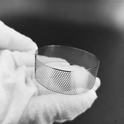 Malha Microperfurada por Gravação Fotoquímica com Materiais Personalizados